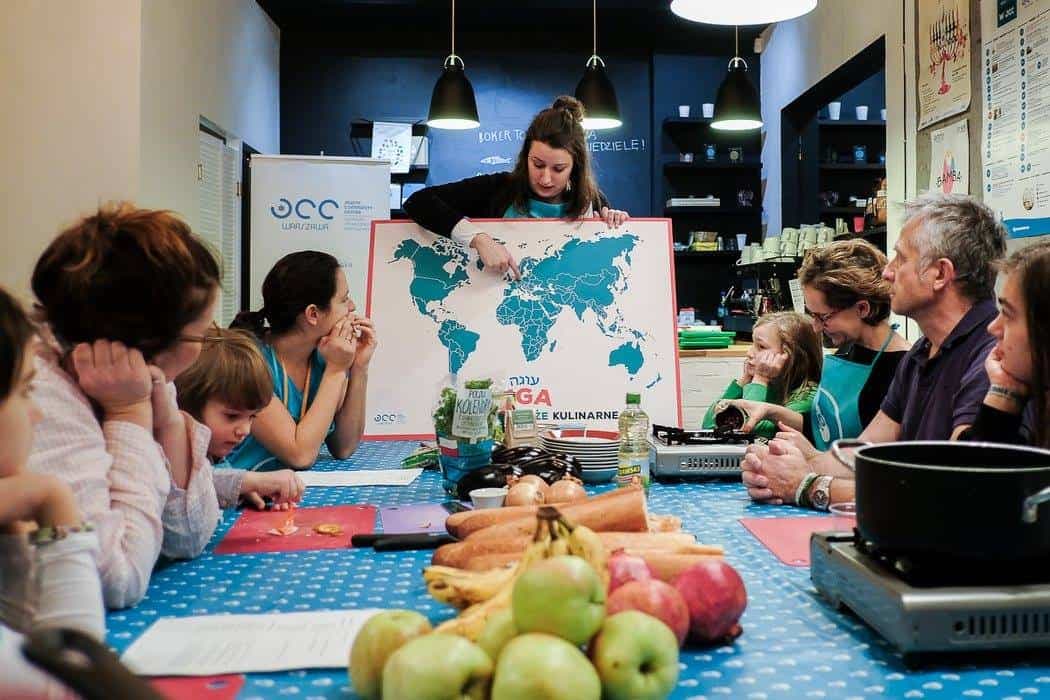 At the Warsaw JCC, Maria Kos teaches a culinary class.