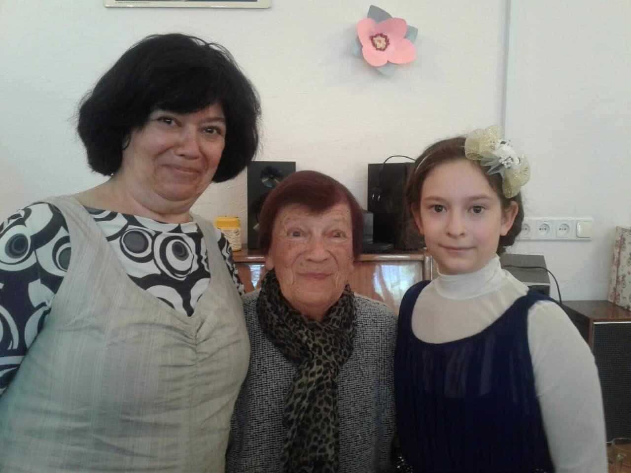 Liliya Tarnopolskaya, Kyiv Hesed case manager, with her mother and daughter.