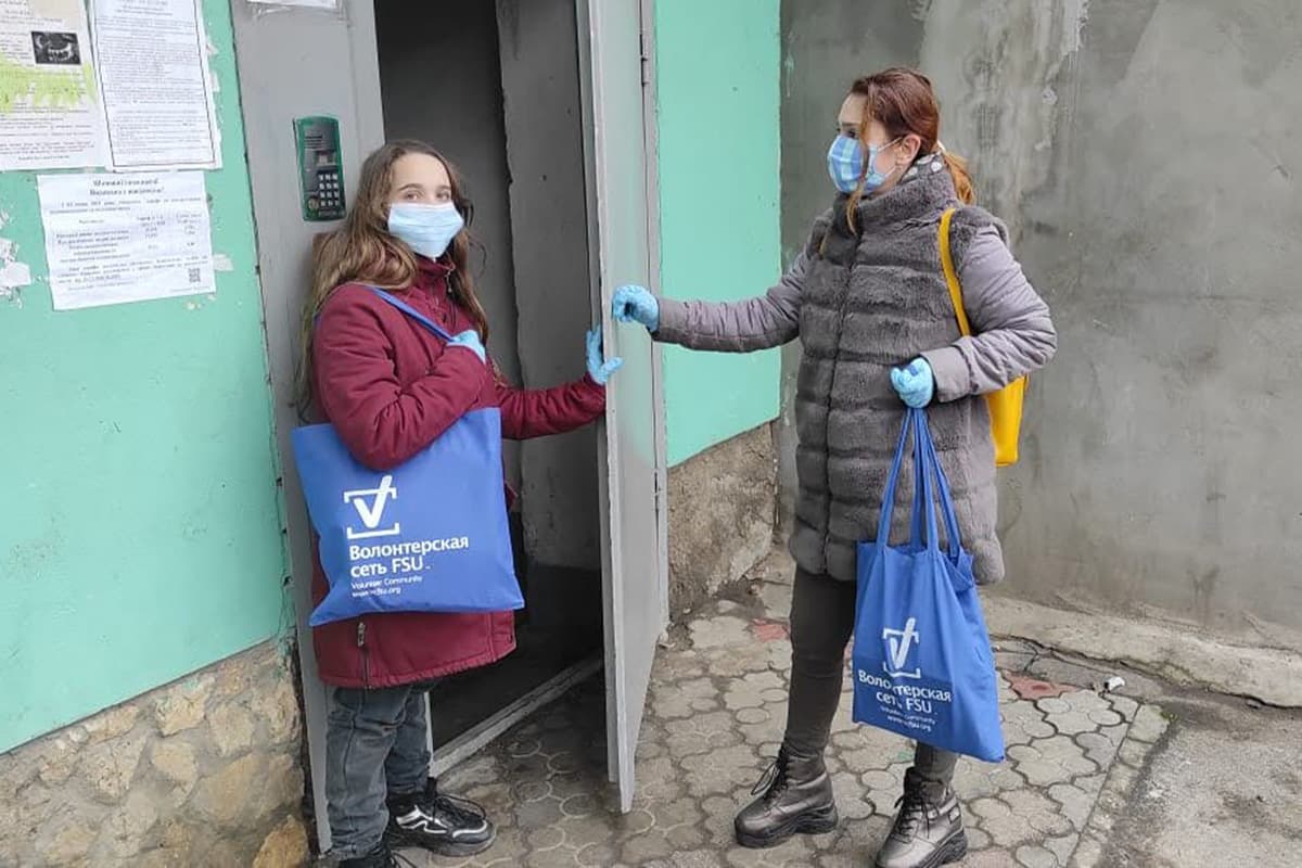 Volunteers in Kherson, Ukraine, deliver crucial supplies -- like food and medicine -- to elderly Jews.