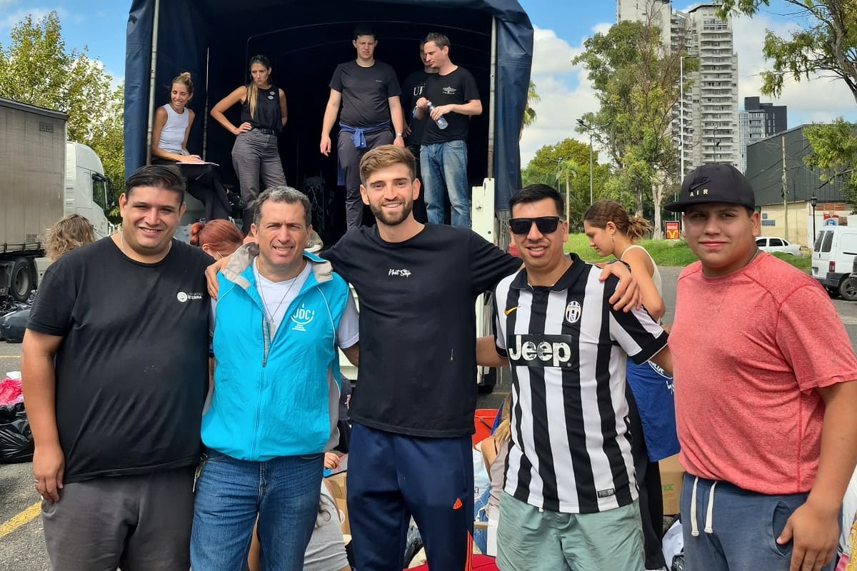 Ariel Jenik (second from left) and Martin Izcovich (center) pose with local volunteers.