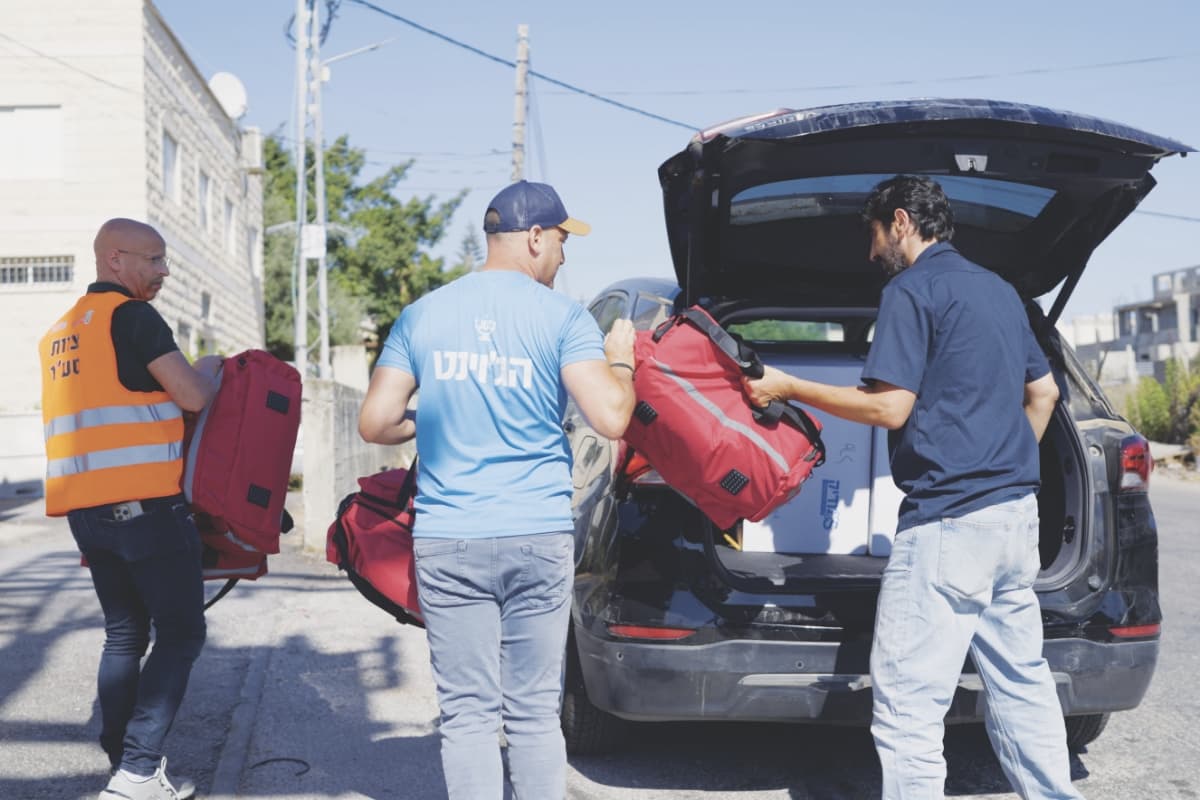 A JDC staff member assists local first responders in Tamra.